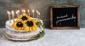 Přání k narozeninám s dortem a svíčkami
